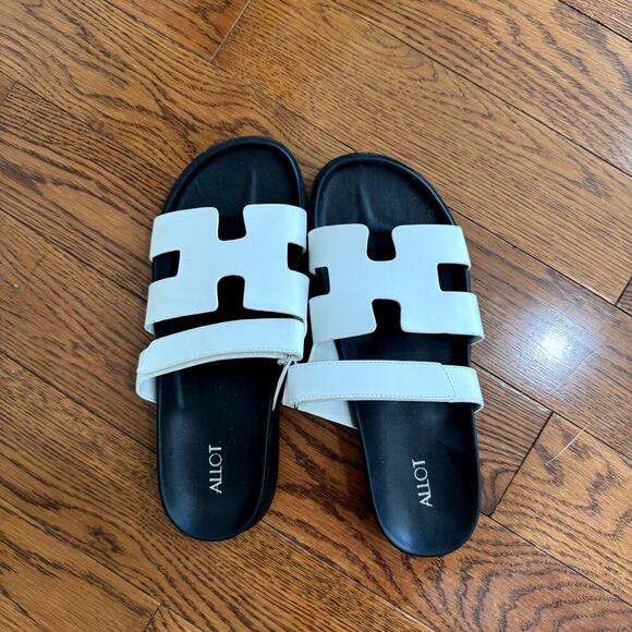 NWOT Cute White Sandals for Summer Flats Women's Size 8 - Never worn! - Picture 1 of 3